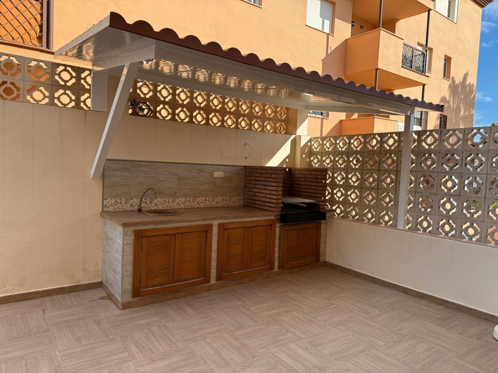 Pérgola con techo y panel de teja